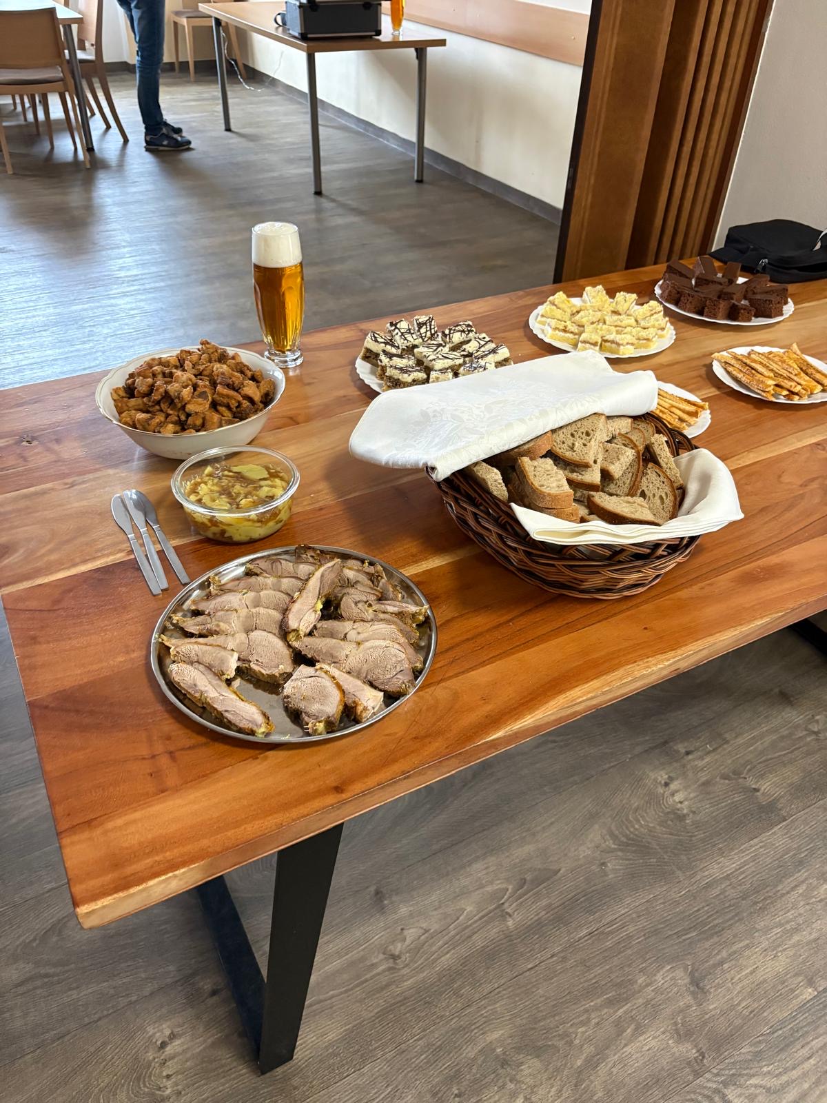 Krásné pohoštění v Petrůvce.